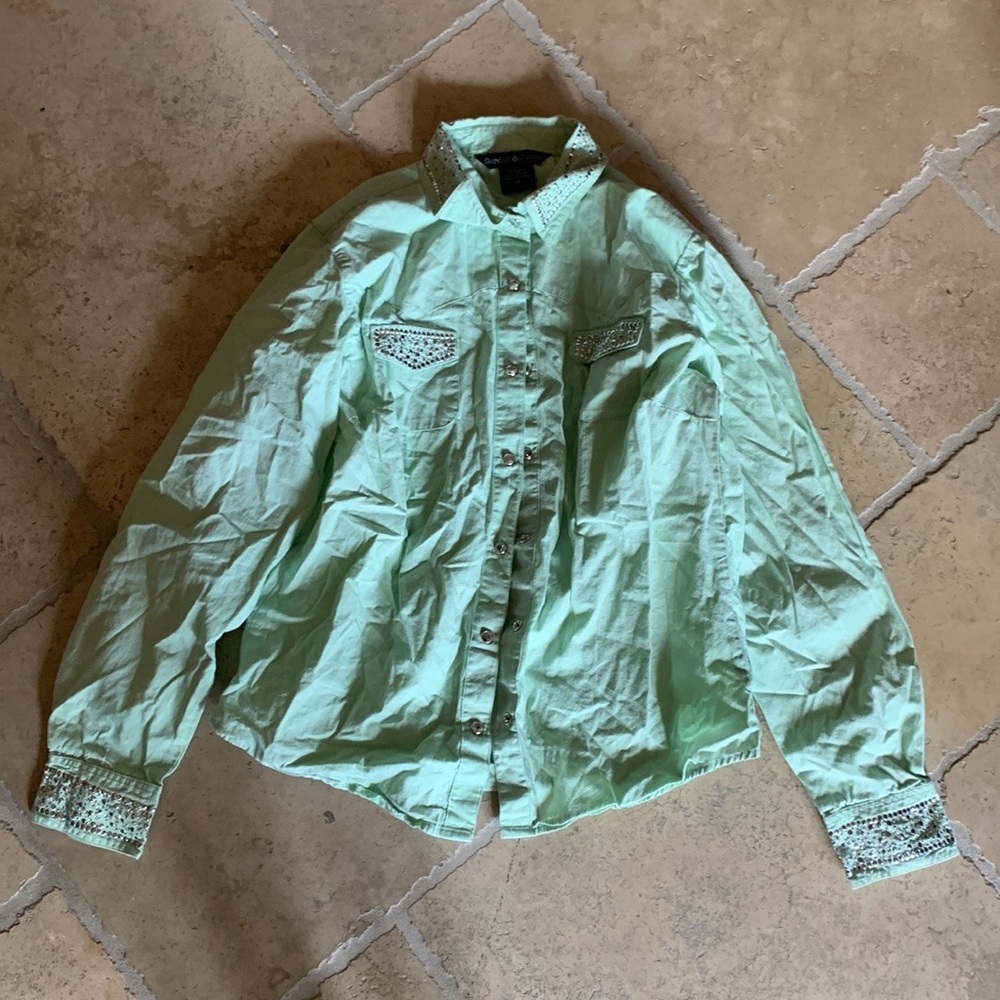 A cute button up shirt in the brand gordon James